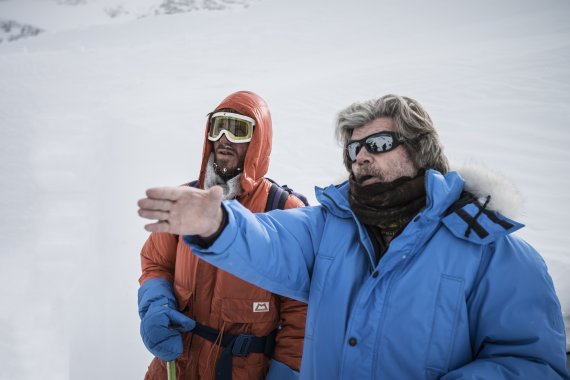 Reinhold Messner erklärt seinem Sohn Simon bei den Dreharbeiten, was zu tun ist.