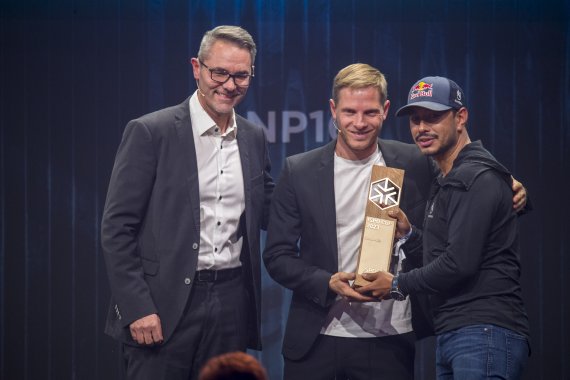 Tobias Gröber, Sebastian Steudtner y Nirmal Purja con la Copa ISPO 2023.