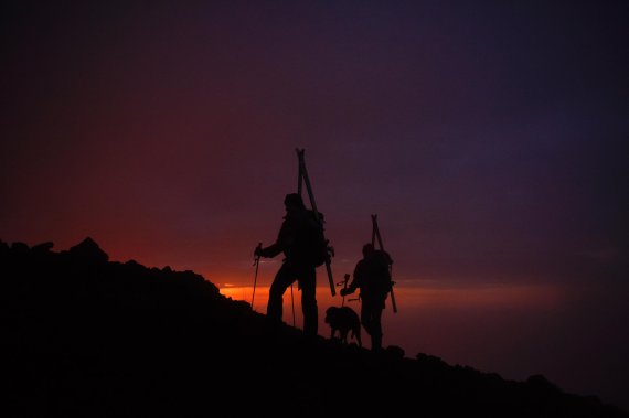 Bergsteigen beim Sonnenuntergang