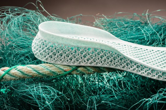 Angespülte Fischernetze sowie Plastikmüll aus dem Ozean werden von Adidas recycelt und zur Schuhproduktion genutzt.