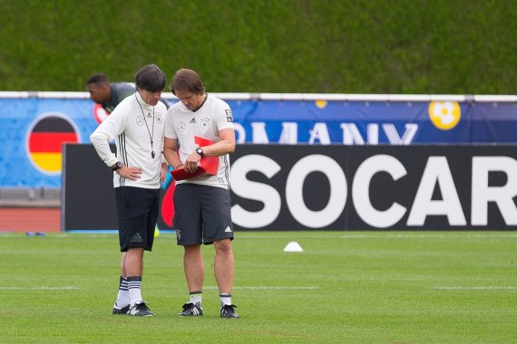 Joachim Löw (l.) und Co-Trainer Thomas Schneider setzen auf die traditionellen schwarzen Adidas-Fußballschuhe "Copa Mundial"