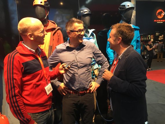 Rolf Schmid conversing with ISPO.com editors Gunnar Jans (right) and Julian Galinski.