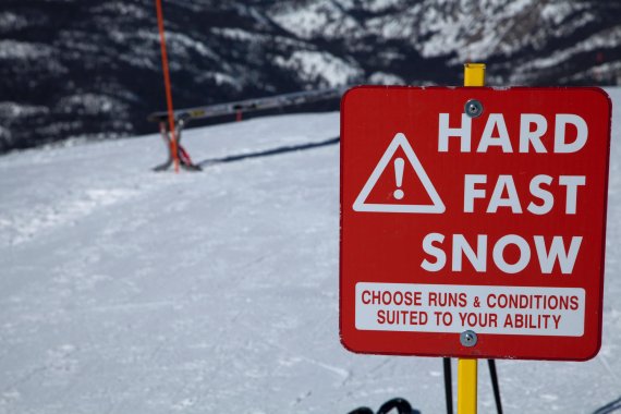Deutliche Warnungen sollen helfen, Ski- und Snowboard-Unfälle zu vermeiden.