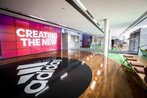 „Creating the new“ steht an einer Wand im Hauptquartier in Herzogenaurach: Adidas will weltweit Trends setzen
