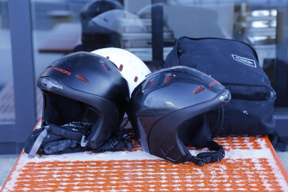 Heutzutage bieten Helme mehr als nur Sicherheit: eine 4k-Action-Kamera, eine Walkie-Talkie-Funktion, Stirnlampen, GPS und sogar ein Paar Bluetooth-Lautsprecher.