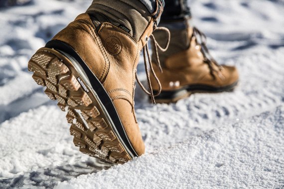Footprints in the snow – the tried and tested V profile of the legendary MICHELIN ALPIN 5 tire was adapted for the new MICHELIN V-ROUGH sole technology.