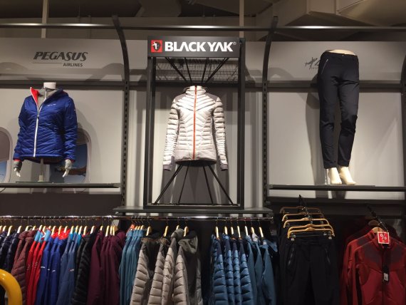 BLACKYAKs apparel is available in nine Globetrotter stores in Germany.
