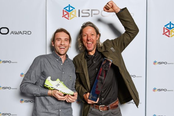 On-Mitbegründer Olivier Bernhard (r.) feiert den ISPO Award Pokal auf der ISPO Munich 2017 mit Ilmarin Heitz, On-Produktentwickler.