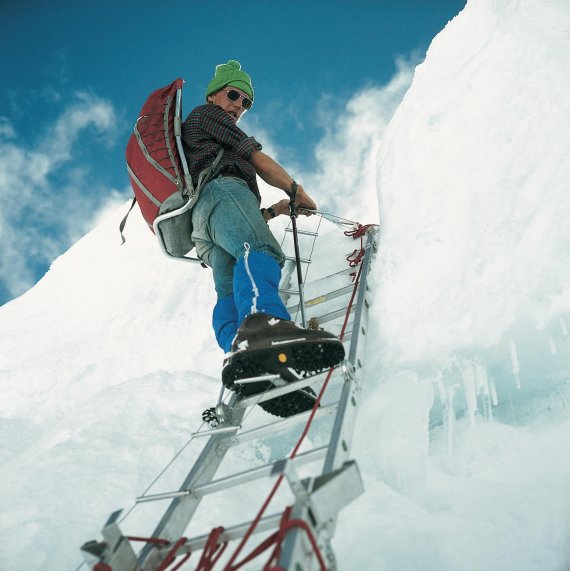 In jeans on Mount Everest – this photo of Bernd Kullmann from 1978 became a legend.