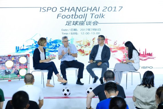 Wynton Rufer (second from left) at the ISPO SHANGHAI Football Talk 2017.