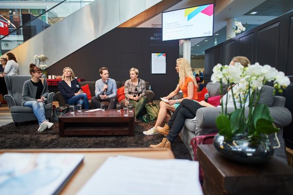 Teilnehmer an der Podiumsdiskussion "Zielgruppe Frau im Onlinehandel" in der ISPO Womens' Lounge 2018.