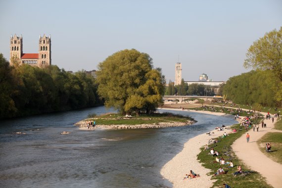 Outdoor idyll Munich: Jogging by the Isar.
