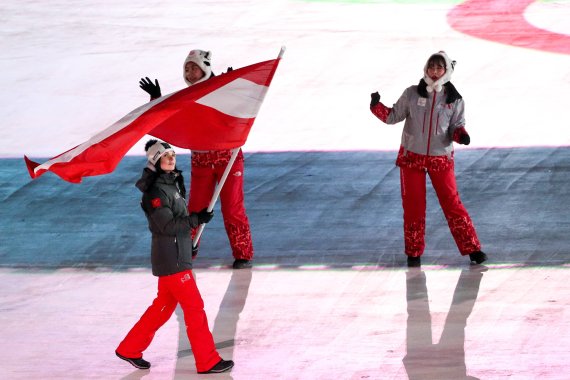 Anna Veith schwenkt in Pyeongchang die österreichische Fahne