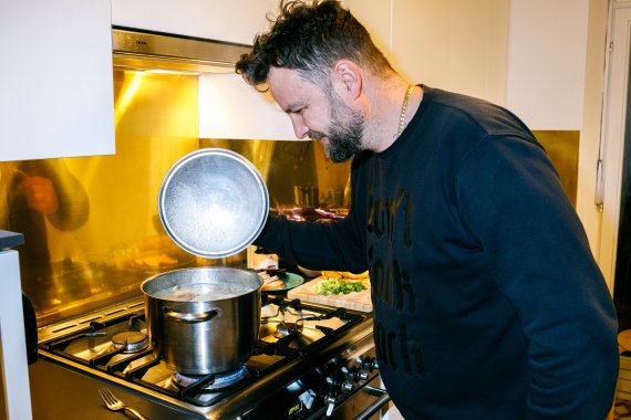 Food expert Sven Christ cooking