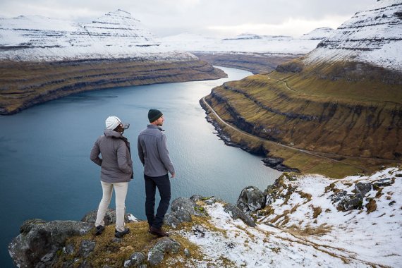 Erst die gewaltige Naturkulisse, wie hier auf den Färöer genießen, dann die Kultur der Insel kennen lernen. Egal für welchen Einsatz – Royal Robbins bietet praktische und zugleich modische Reise-Must-Haves. 