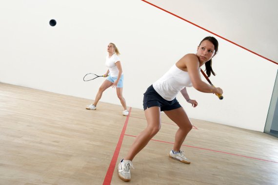 Zwei Frauen spielen Squash
