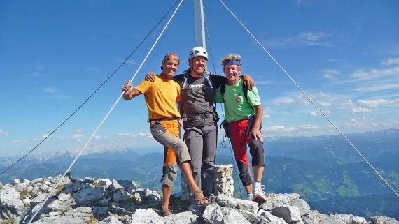 Andy Holzer mit Bergsteiger-Kollegen auf dem Gipfel.
