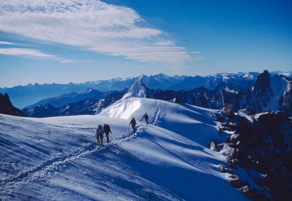 Für Körper und Seele: Eine Skitour durch die verschneite Bergwelt ist eine wunderbare Sache.