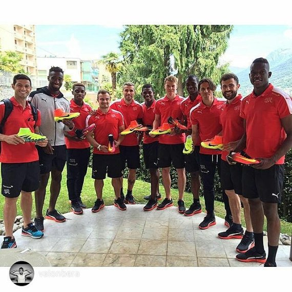 Elf Schweizer Nationalspieler tragen brav ihre Puma-Shirts, die Schuhe sind aber von Nike: Dieses Bild sorgt für ärger beim deutschen Sportartikelhersteller.