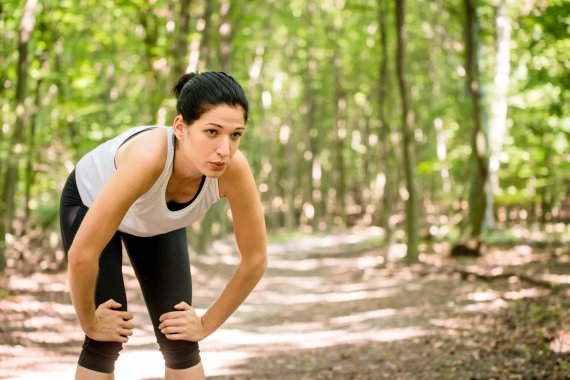 Beim Laufen hilft die richtige Atemtechnik – vor allem tiefes Ein- und Ausatmen.