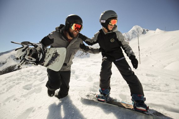Tommy Delago, Co-Gründer von Nitro Snowboards, zusammen mit seinem Sohn zur Nachwuchsförderung im Actionsport.