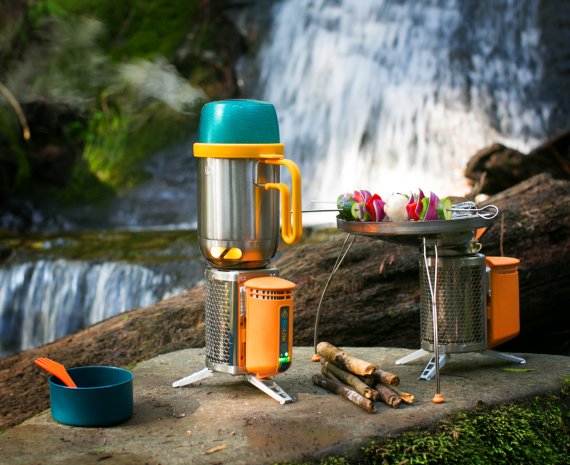 Doesn’t smoke and generates energy: The CampStove by BioLite is suitable for any outdoor use.