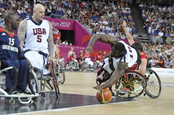 Beim Rollstuhlbasketball geht's auch mal ruppig zu: Ein Fall für das Technik-Team.