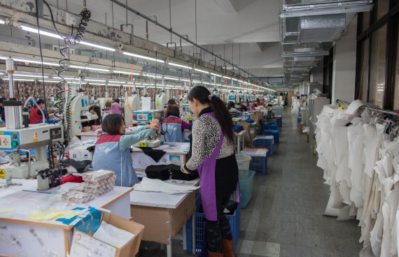 Die Arbeitsbedingungen und Löhne in der globalen Bekleidungsindustrie rücken immer mehr ins Interesse der Öffentlichkeit.