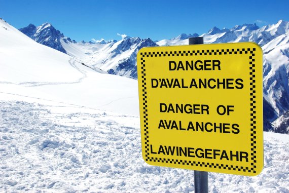 Wer Warnschilder im Skigebiet ignoriert, riskiert auch das Leben anderer. 