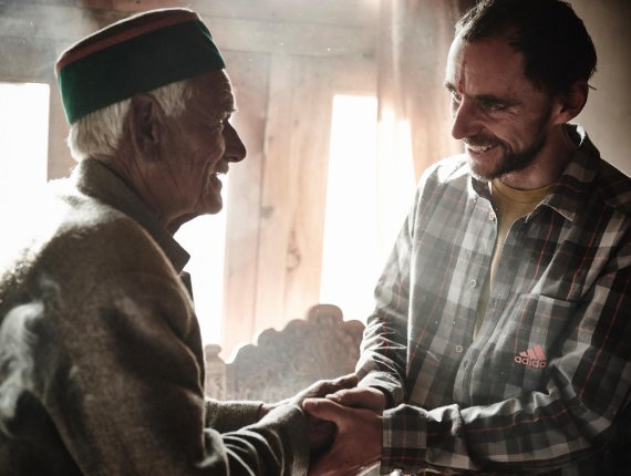 You can film here: Bernd Zangerl receives approval for filming from the village elder.