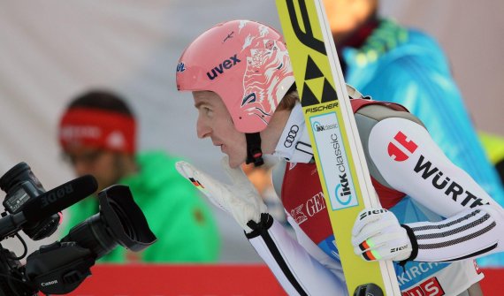 Skispringer Severin Freund trägt den Würth-Schriftzug auf dem Oberarm.
