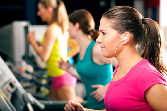 Viele Frauen schätzen es, wenn sie unbeobachtet von Männern in Fitnessstudios trainieren können.