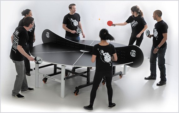 Die runde Tischtennisplatte von T3 Ping Pong ermöglicht es sechs Spielern miteinander zu spielen.