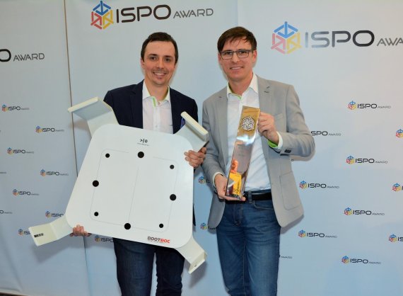 Silvio Haslinger (Leitung Marketing Sports) und Daniel Steininger (Leitung Vertrieb Sports) freuen sich über den ISPO AWARD.