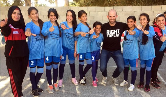 Right To Play engagiert sich weltweit: Hier besucht Ruder-Olympiasieger Lauritz Schoof Kinder im Westjordanland.