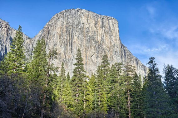 The south-west face of El Capitan is famous among climbers: Alex Honnold conquered the sheer face in less than four hours – and without safety equipment.