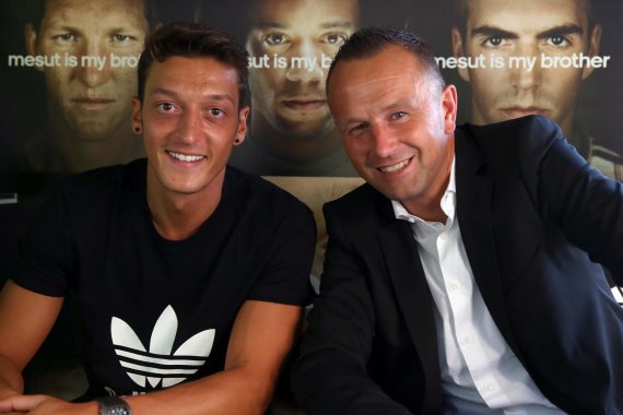 An der Seite der Nationalspieler: Oliver Brüggen (r.), PR-Chef von adidas, mit Mesut Özil, damals noch in Madrid bei der Bekanntgabe seiner adidas-Partnerschaft.