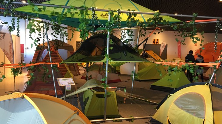 A tree house is to complicated to build? The ISPO Beijing presents plenty of alternatives. With the products of Himaget you can build your own tent city up in the trees.
