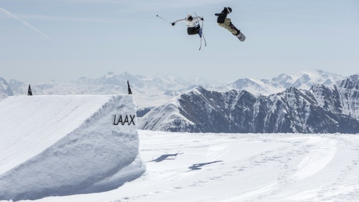 Das europäische Snowboard- und Freestyle-Mekka liegt in Graubünden, genauer gesagt in Laax. Dort sind sie der Zeit immer etwas voraus und haben ein ganz besonders Skiresort geschaffen. Der Snowpark Laax besteht aus vier Funparks mit insgesamt über 90 Obstacles.