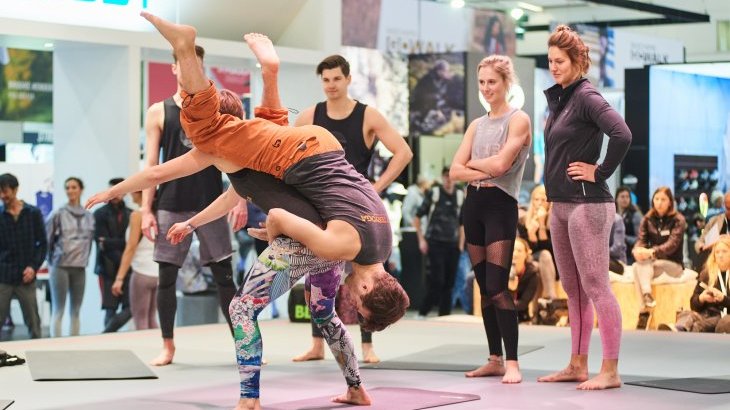 At the ISPO Munich 2019 Climbing Yoga was presented for the first time. During the exercises you climb up and down your partner while taking different positions. 