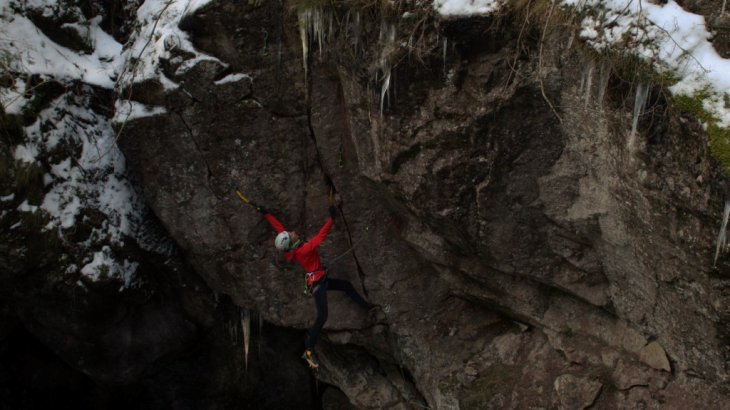 The new GORE-TEX PRO jacket tested during mixed climbing