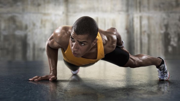 Bodyweight-Übungen wie die klassische Liegestütze in ihren Varianten runden ein Workout ab.