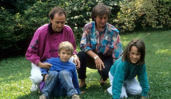 Felix Neureuther (unten links) kommt am 26. März 1984 in München zur Welt. Als Sohn prominenter Eltern: Vater Christian und Mutter Rosi Mittermaier waren einst selbst erfolgreiche Ski-alpin-Stars.