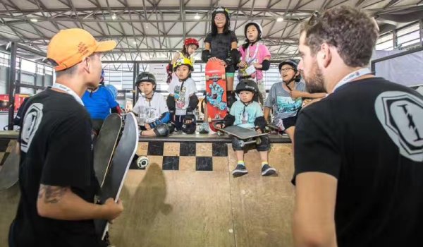 Just a short briefing for the skaters of tomorrow and then they are ready to drop in the mini ramp in hall N2.