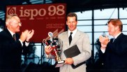 1998 : Henry Maske (au centre) s'est vu remettre le trophée par Manfred Wutzlhofer (à gauche), alors président de la direction du salon de Munich - pour ses succès sportifs exceptionnels et loyaux en tant que boxeur professionnel. Maske a été champion du monde IBF des poids mi-lourds à partir de mars 1993 - un titre qu'il a défendu jusqu'en 1996.