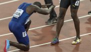 Kniefall vor der Legende: Justin Gatlin (in Nike) gewinnt über 100m bei der WM in London – und feiert den Dritten, Usain Bolt (mit goldenem Puma-Schuh). 