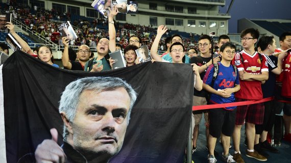 Chinesische Fans mit einem Plakat des europäischen Startrainers Jose Mourinho