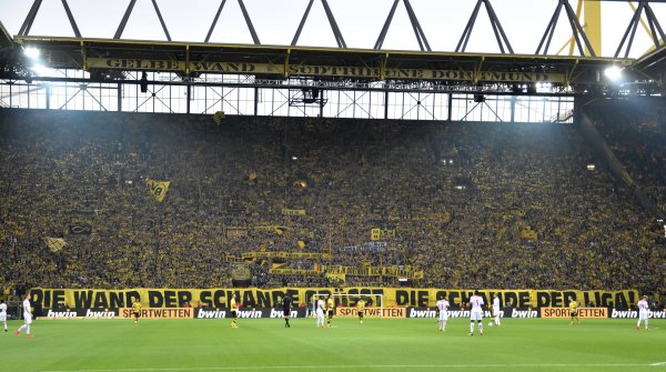 25.000 Menschen stehen zu Bundesliga-Spielen auf der Dortmunder Südtribüne. Sebastian Walleit sollte aktuelle Strömungen der BVB-Fanszene kennen.