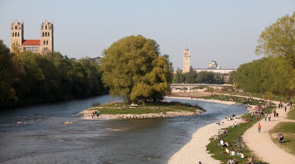 Outdoor idyll Munich: Jogging by the Isar.
