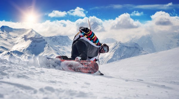Snowboarder beim Slalom.